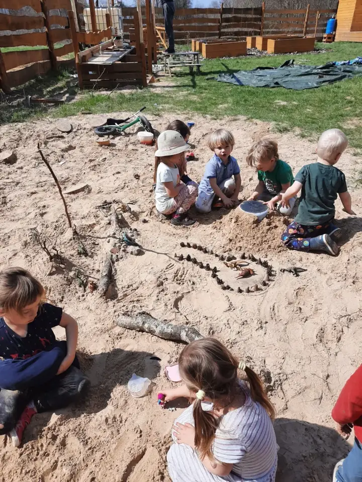 Dzieci tworzące wspólnie w piasku w przedszkolu Listowie